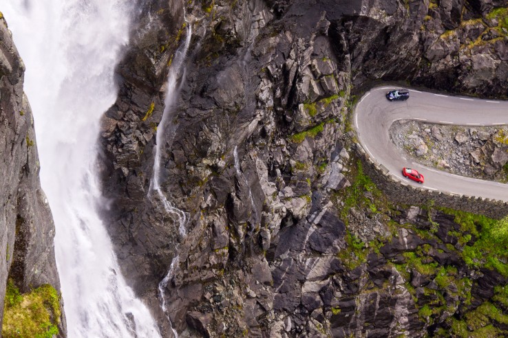 Samochody przemierzające Trollstigen Samochody przemierzające Trollstigen