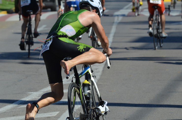 Triathlon obejmuje trzy etapy: pływanie, bieganie i jazdę na rowerze.