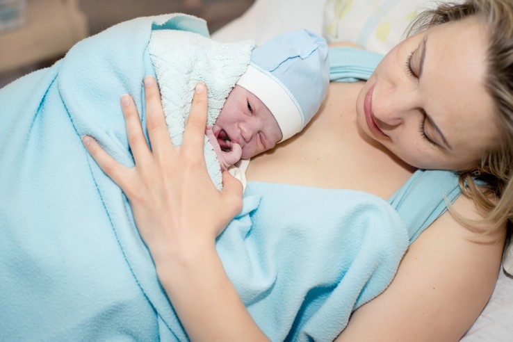 świeżo upieczona mama ze swoim dzieckiem świeżo upieczona mama ze swoim dzieckiem