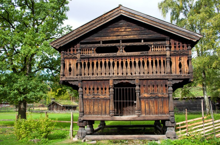 Jeden z zabytkowych, norweskich domków Jeden z zabytkowych, norweskich domków