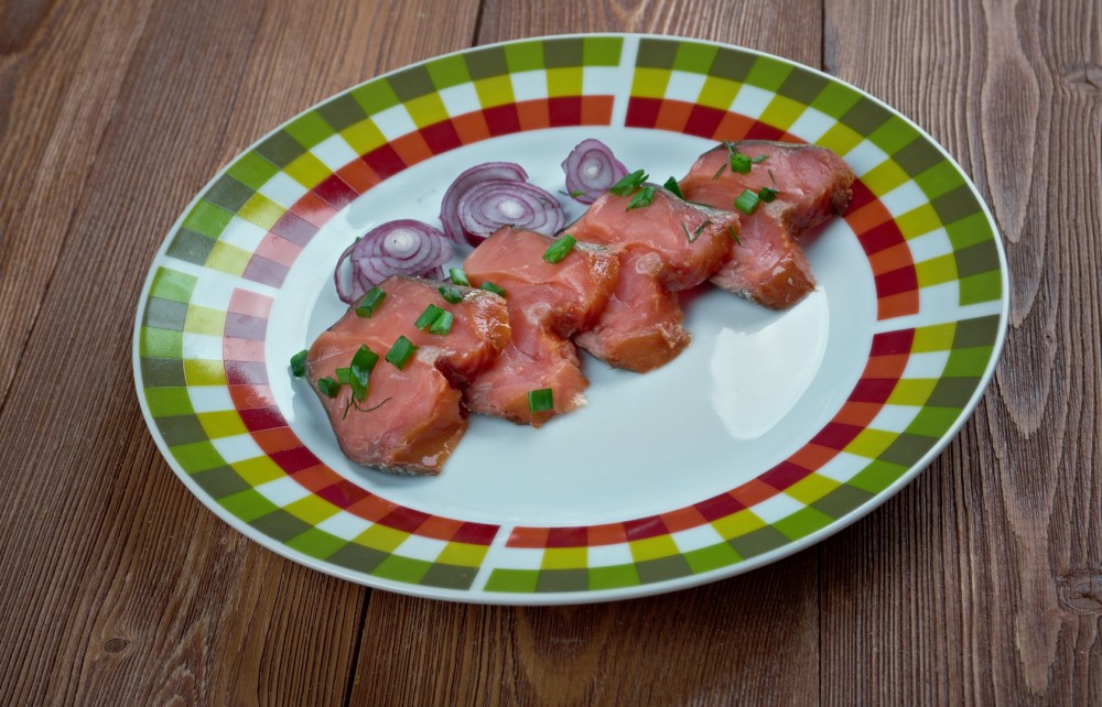 Rakfisk je się również z cebulką.