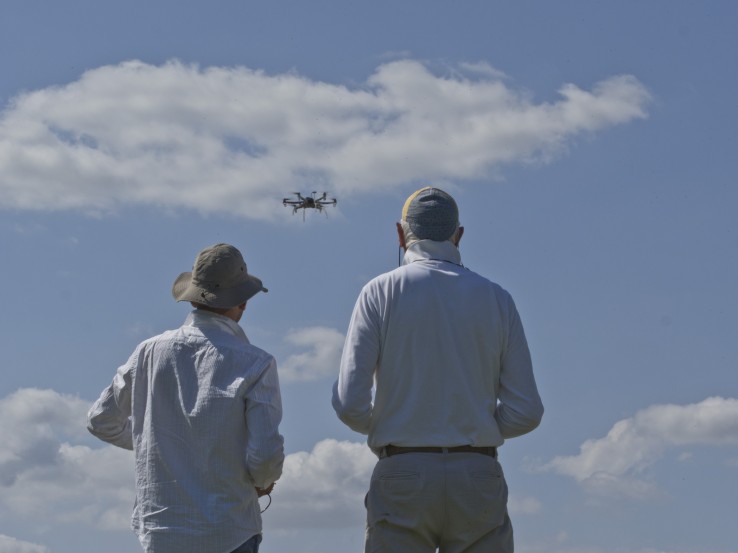 sterowanie dronem na dłuższe odległości powinno odbywać się pod nazdorem drugiej osoby