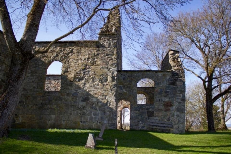 Ruiny kościoła Nes Kirkeruiner.