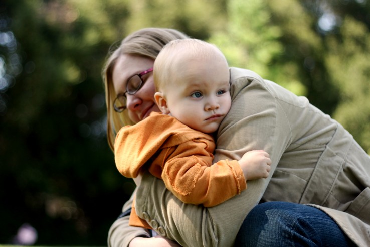 Mama przytulająca dziecko Mama przytulająca dziecko