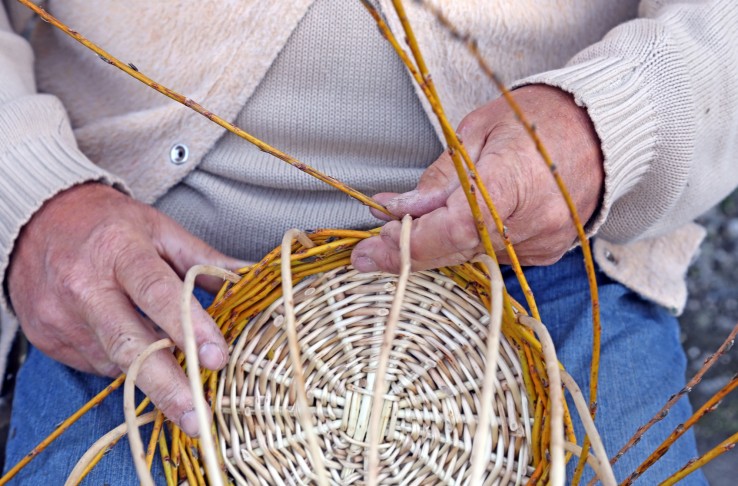 babcia wyplatająca koszyk babcia wyplatająca koszyk