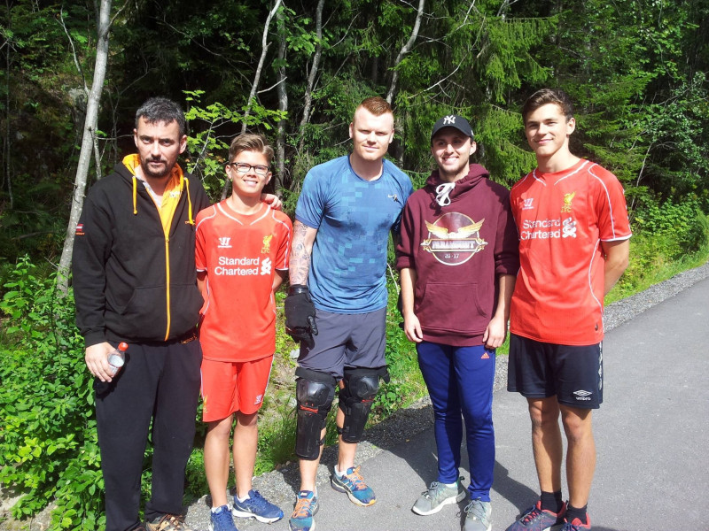 Ludzie-kraby (w środku stoi norweski piłkarz John Arne Riise).