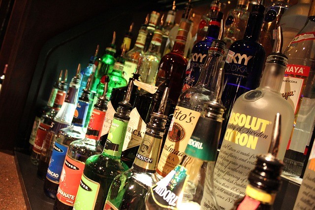 półka z alkoholami