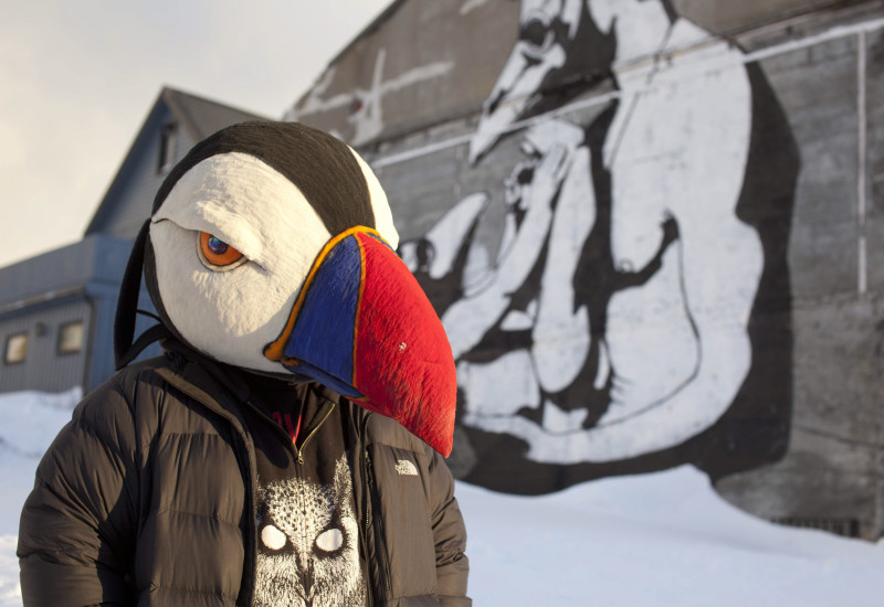 Pøbel na tle swojego muralu. Artysta nigdy nie pokazuje swojej twarzy. W zdjęciach dla mediów występuje w masce maskonura.
