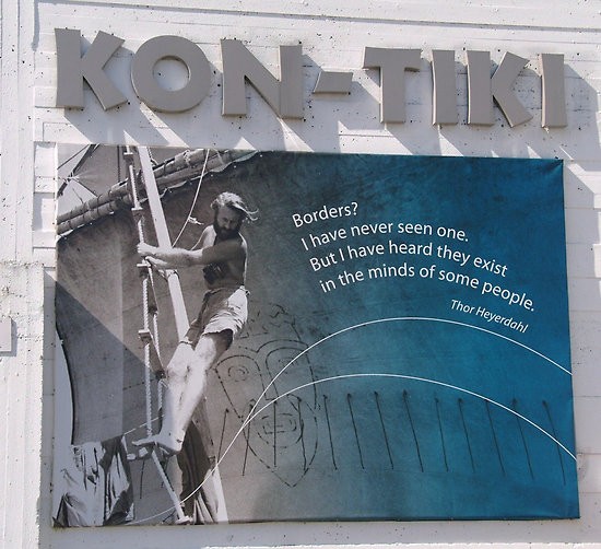 plakat wiszący na Muzeum Kon-Tiki w Oslo plakat wiszący na Muzeum Kon-Tiki w Oslo
