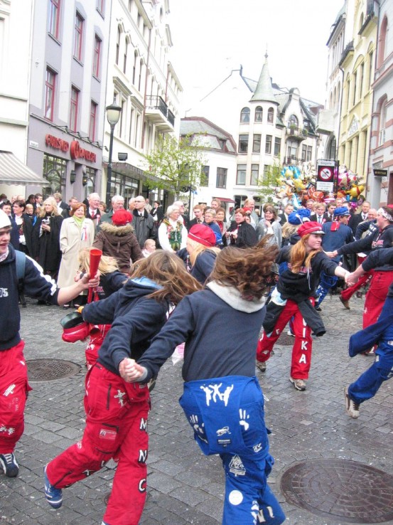 Russedans wykonywany podczas parady w Trondheim Russedans wykonywany podczas parady w Trondheim