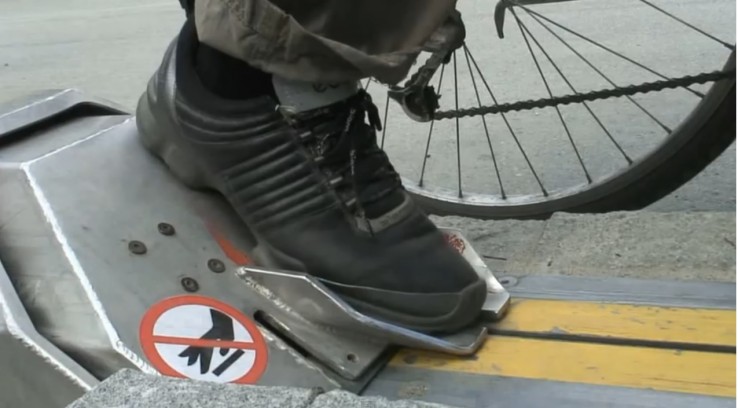 aby skorzystać z windy, jedną stopę należy umieścić na specjalnej podstawce aby skorzystać z windy, jedną stopę należy umieścić na specjalnej podstawce