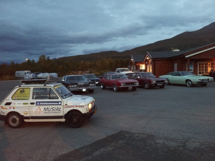 Fiat126 załapał się nawet na zlot starych samochodów. Fiat126 załapał się nawet na zlot starych samochodów.