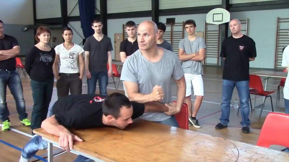 Chłopaczek dostaje bęcki od miszcza kungfu