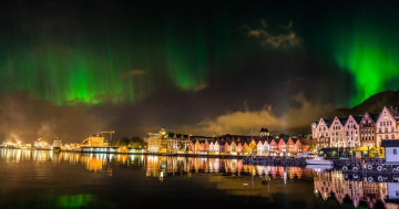 Timelapse - Northern Lights over the wharf in Bergen, Norway the night of 14th Oct 2013