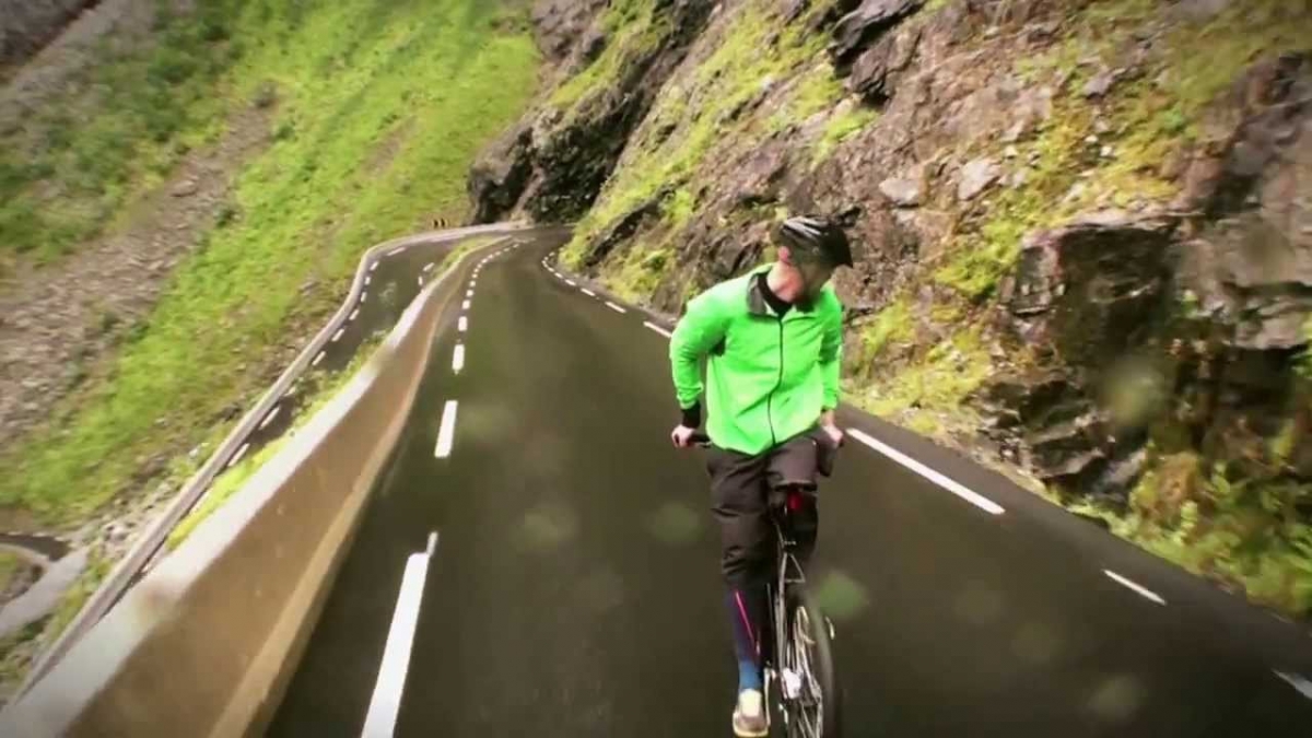 Eskil禅 riding a bike backwards at 80 km/h (top speed) Trollstigen