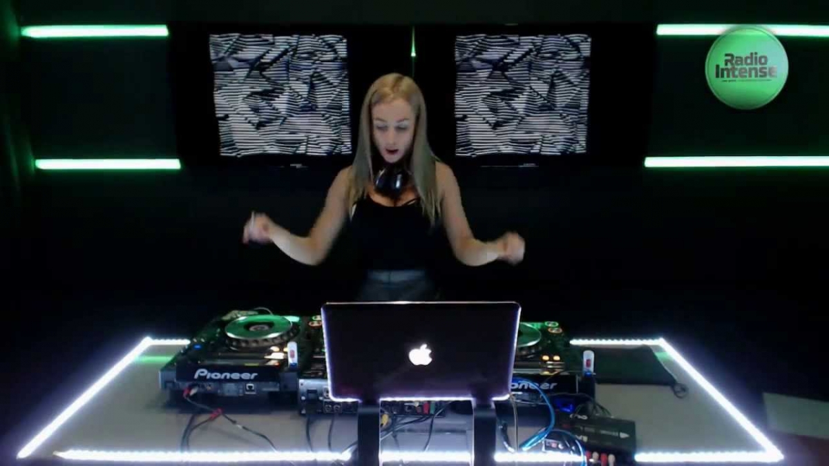 This is how DJ Amely does it! Live set for Radio Intense