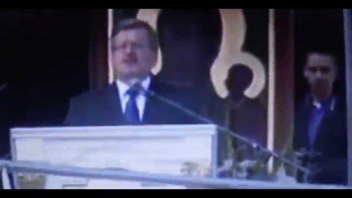 Komorowski odleciał: poorane pola, znaki zwiezionych plonów, nowe dachy nowych domów.