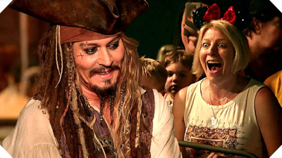 PIRATES OF THE CARIBBEAN 5 - Johnny Depp Surprises Fans at Disneyland !