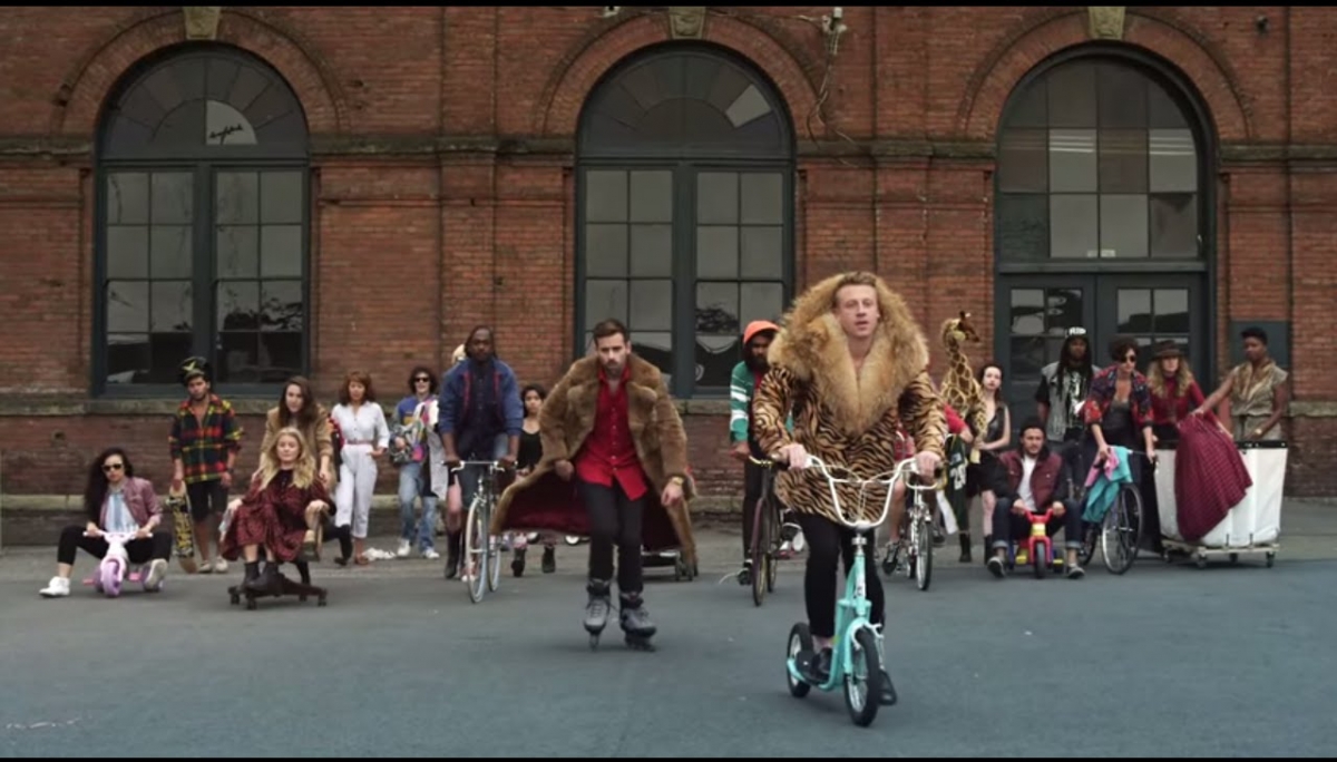 MACKLEMORE & RYAN LEWIS - THRIFT SHOP FEAT. WANZ (OFFICIAL VIDEO)