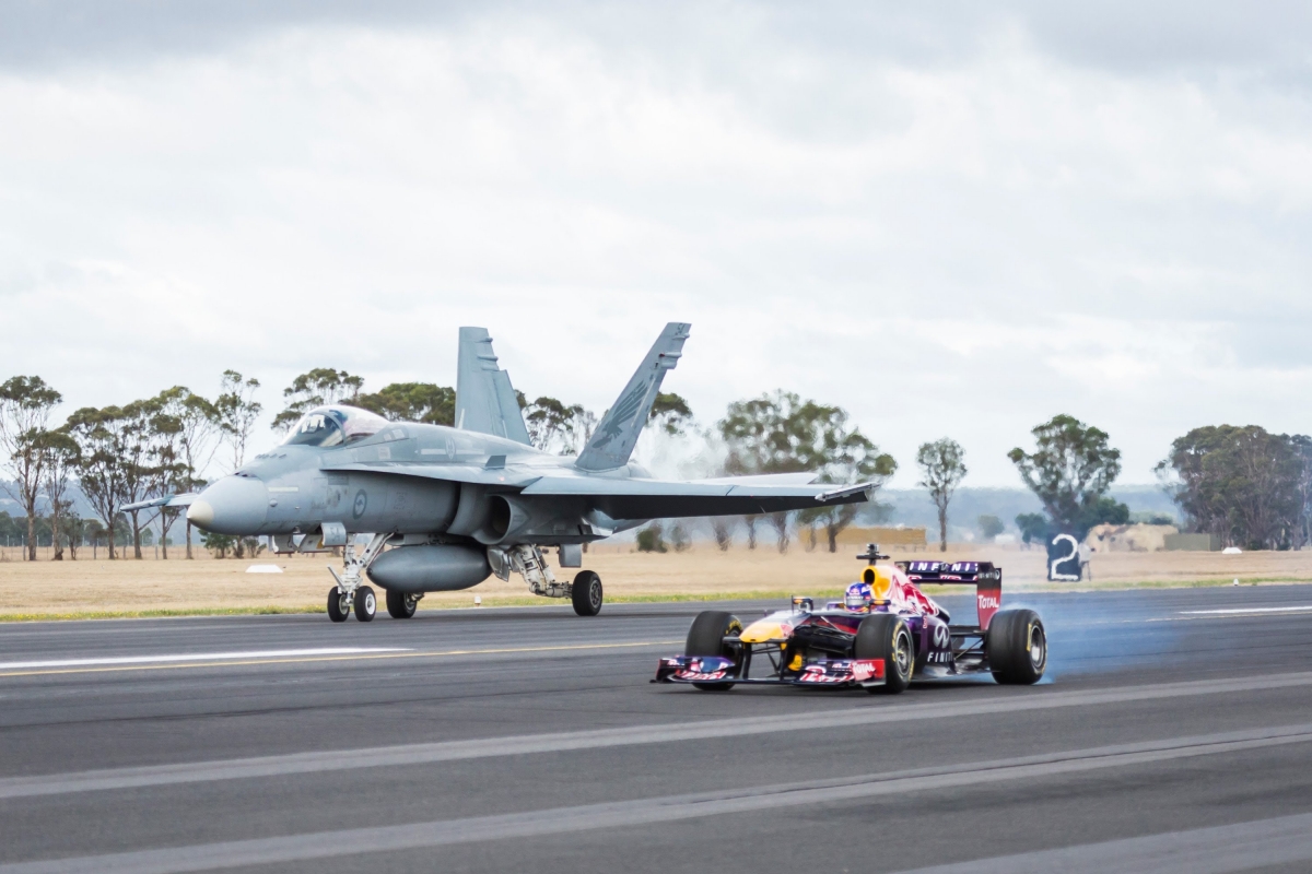 F1 Car vs F/A-18 Hornet (Red Bull's Daniel Ricciardo Feels The Force)