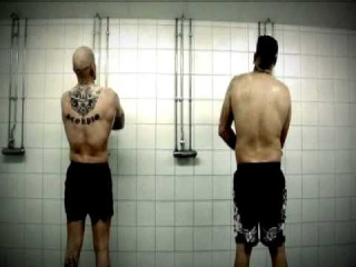 Funny Norwegian commercial - Enklere liv - men in shower