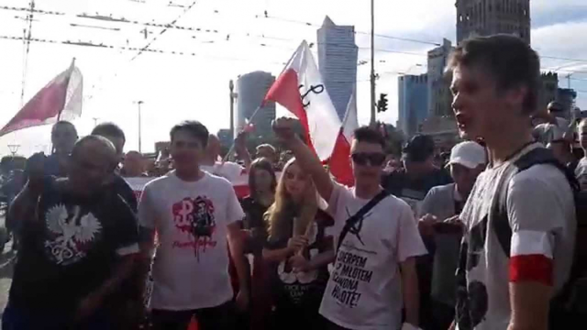 Godzina W - Warszawa Centrum - Palenie flagi UPA
